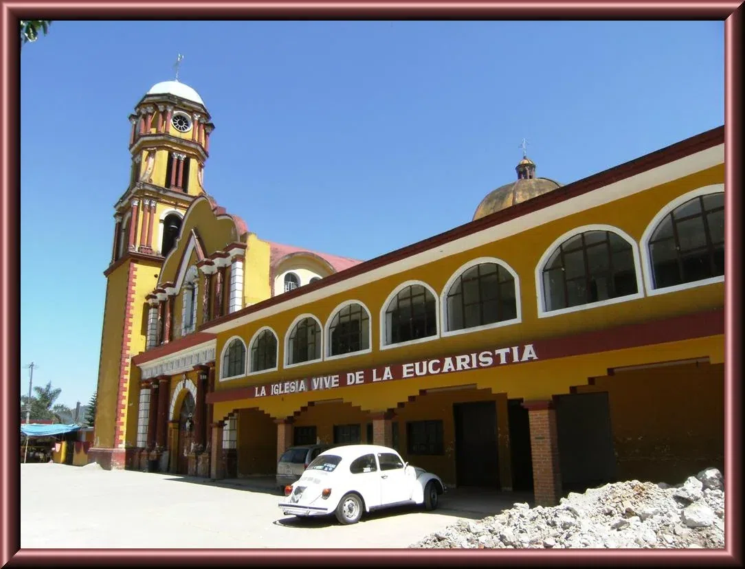 Papel picado y altares de Todos Santos en Chocamán