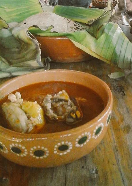 Puchero de pollo en la cocina papanteca