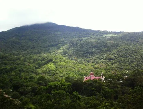 Iglesia de San Cristóbal y puente colgante de Naranjal