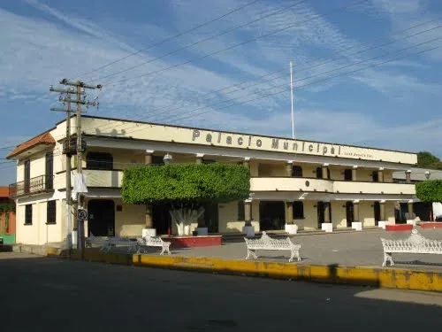 Río Tesechoacán y parroquia de Cristo Rey en José Azueta