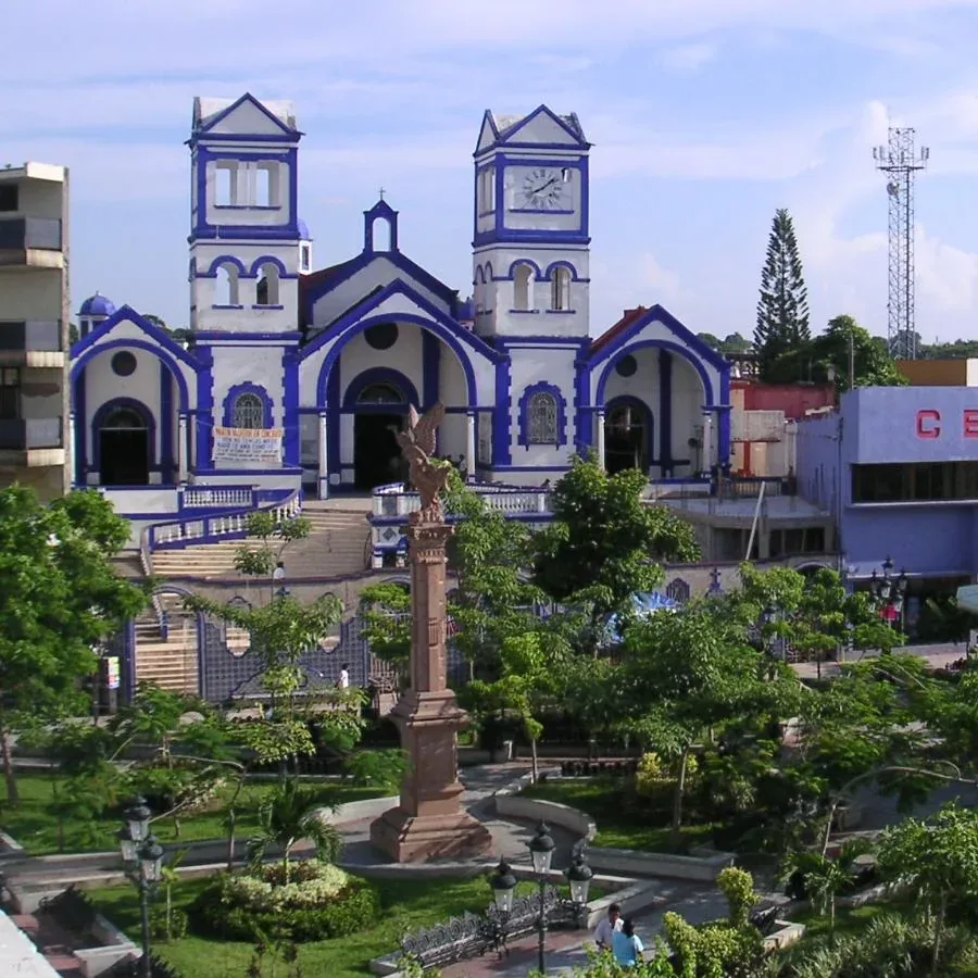 Laguna El Manatí y santuario olmeca de Hidalgotitlán